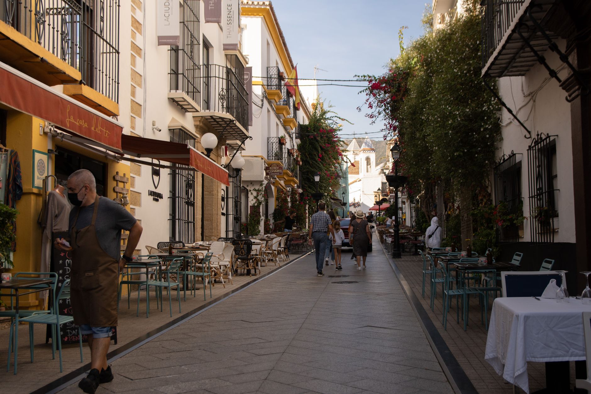 Rua tradicional de Marbella com esplanadas económicas