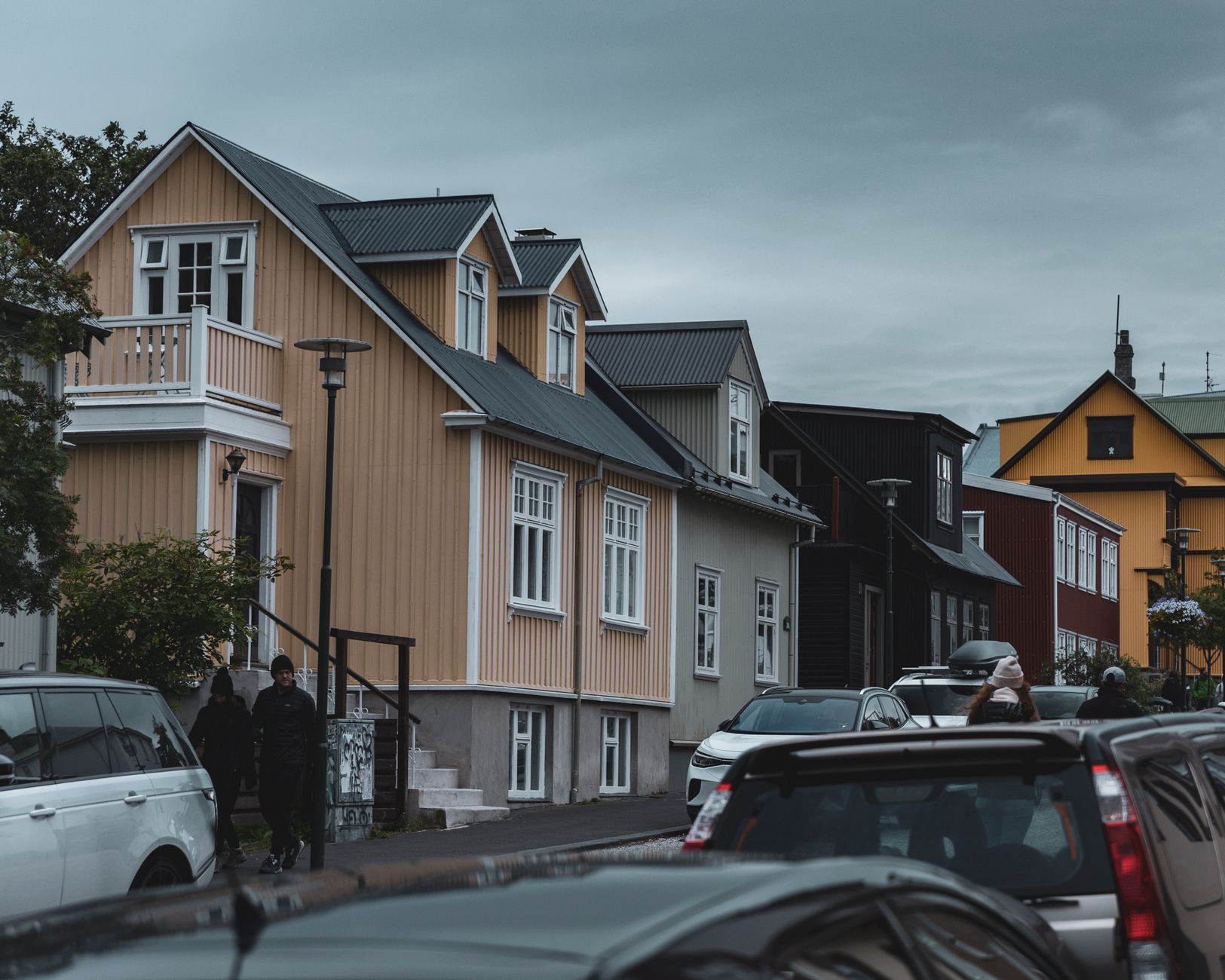 Rua tipica de Reykjavik com casas de madeira coloridas