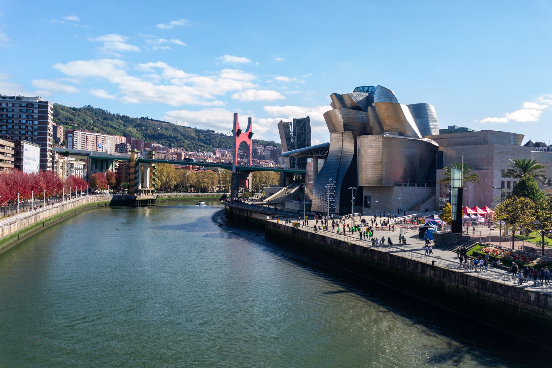 Museu Guggenheim junto a ria de Bilbao