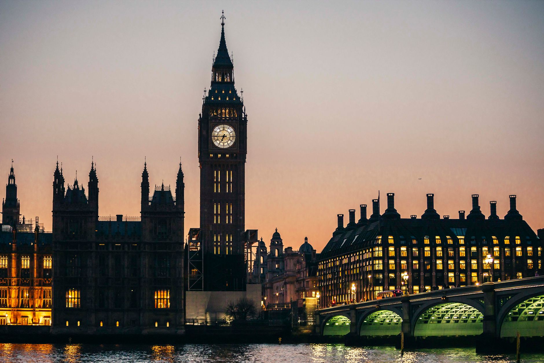 Torre do relógio e ponte icónica em Londres ao pôr do sol