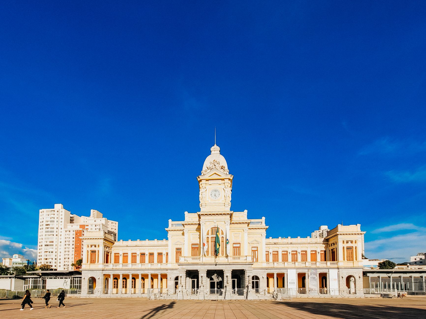 Praça central de Boa Vista ao final da tarde