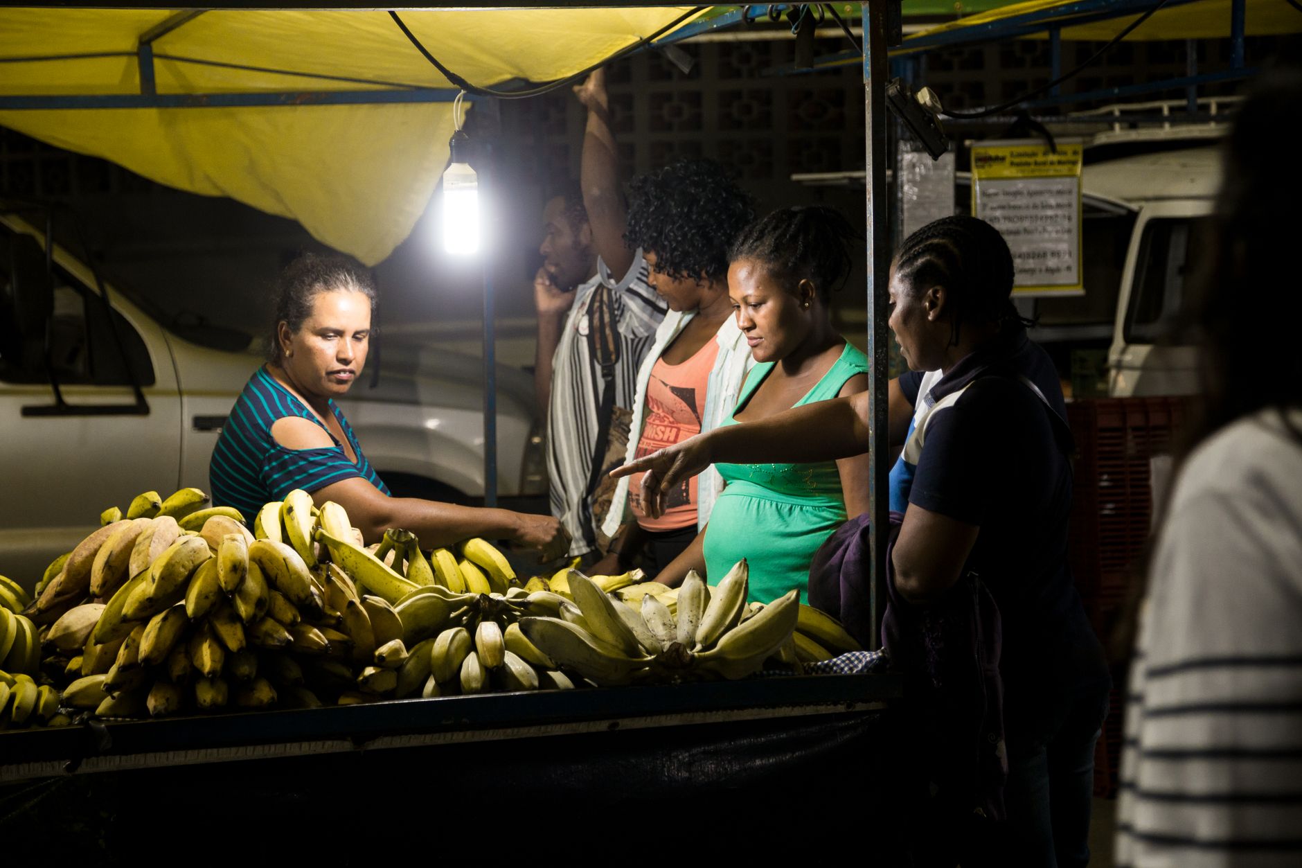 Mercado local com frutas amazónicas e produtos artesanais em Aripuanã