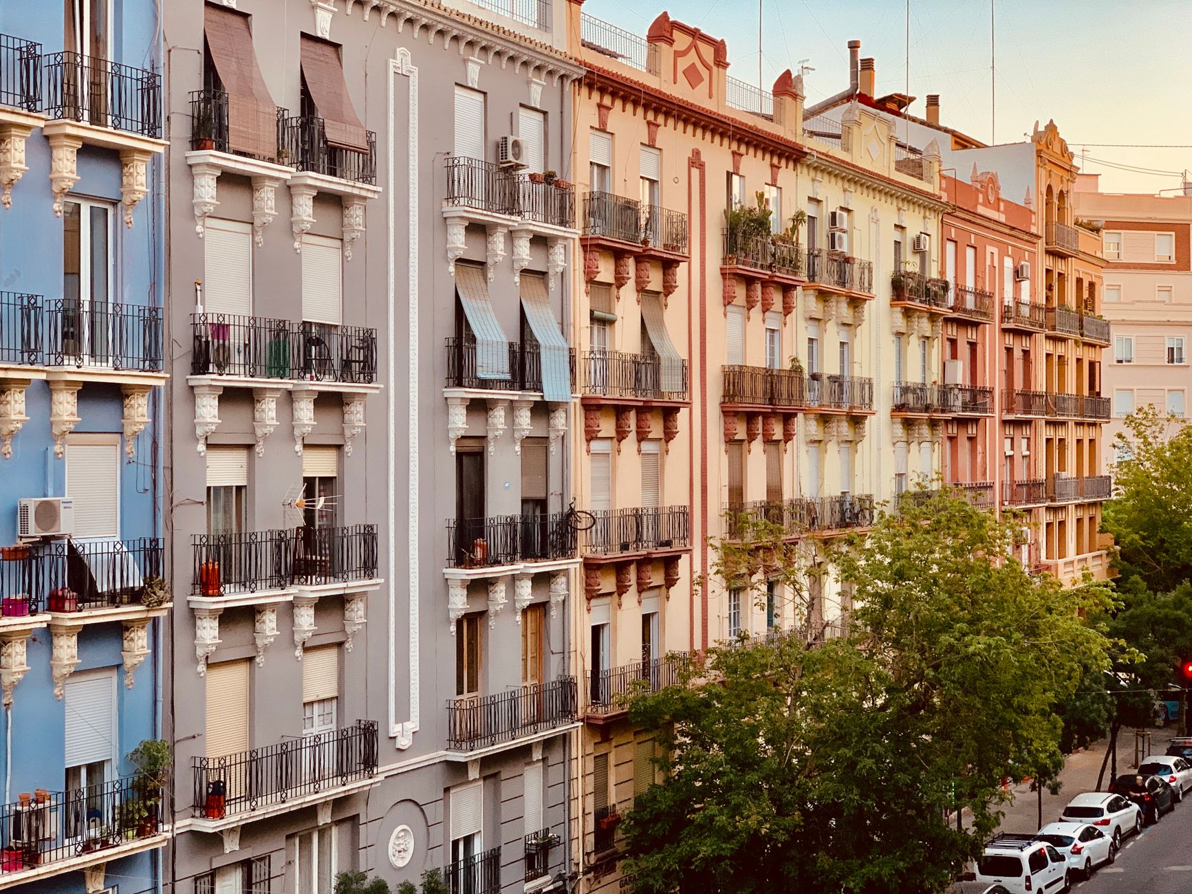 Rua tranquila num bairro residencial de Valencia