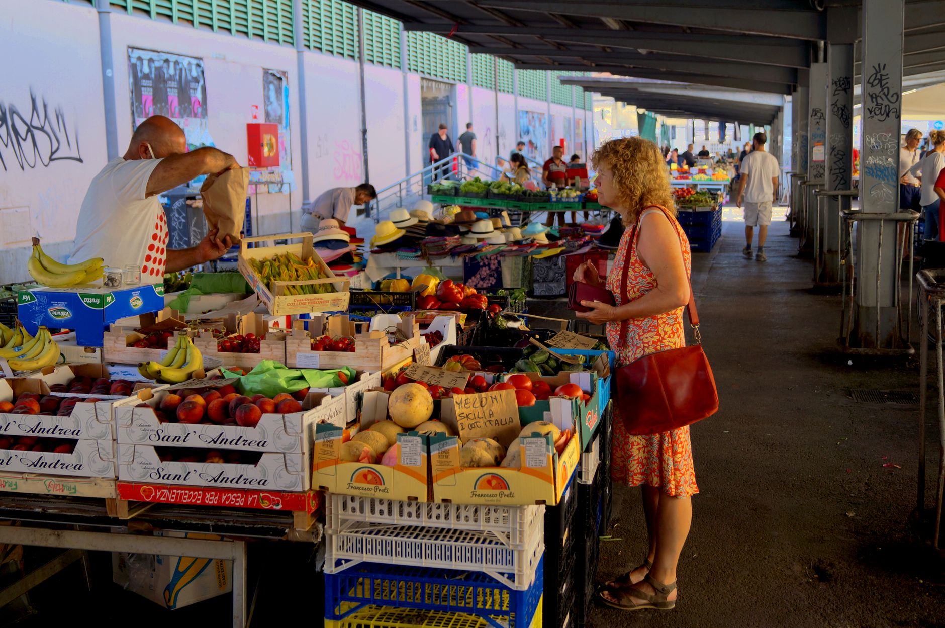Mercado local com produtos regionais em Florence