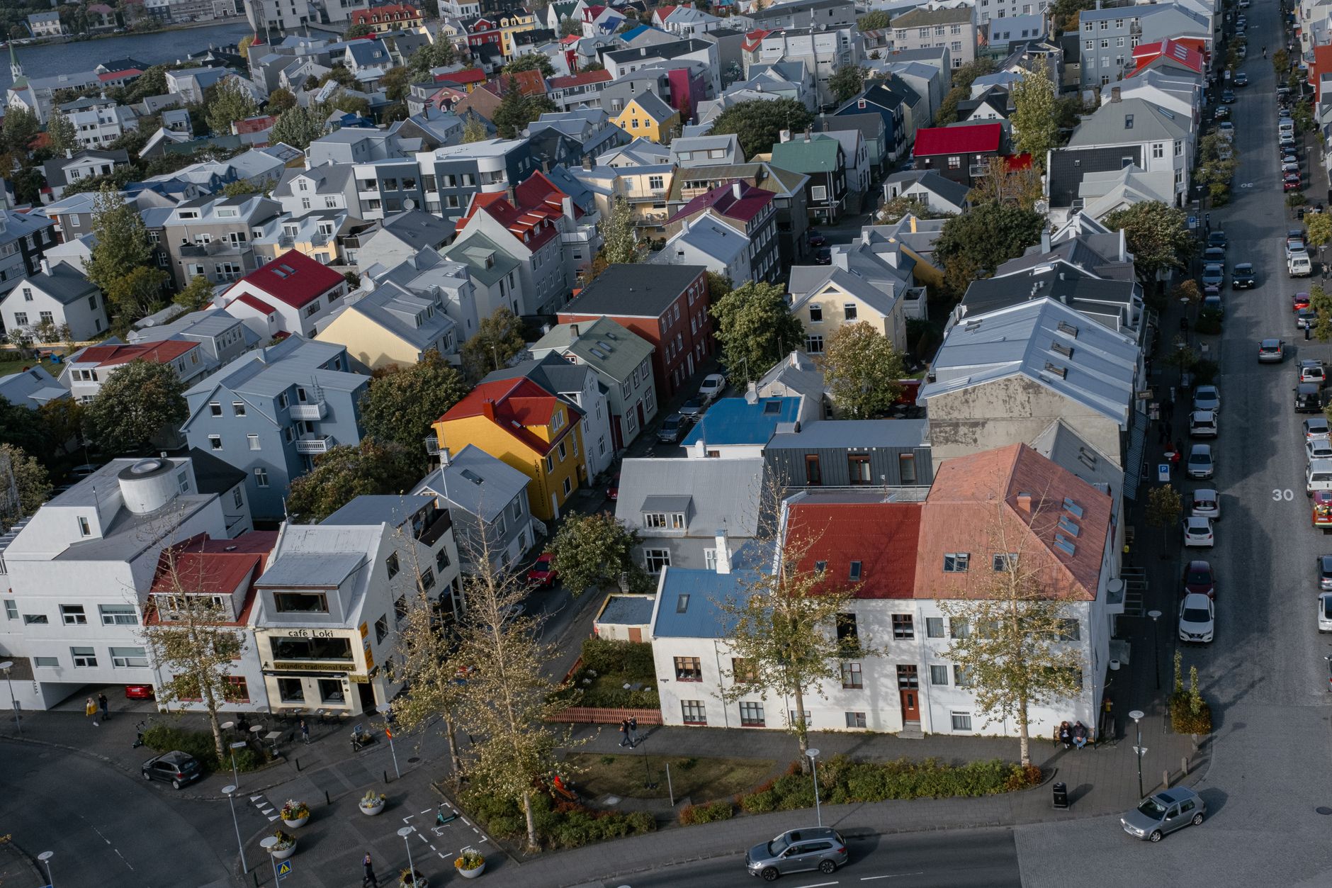 Vista aerea do centro de Reykjavik com a Catedral de Hallgrimskirkja