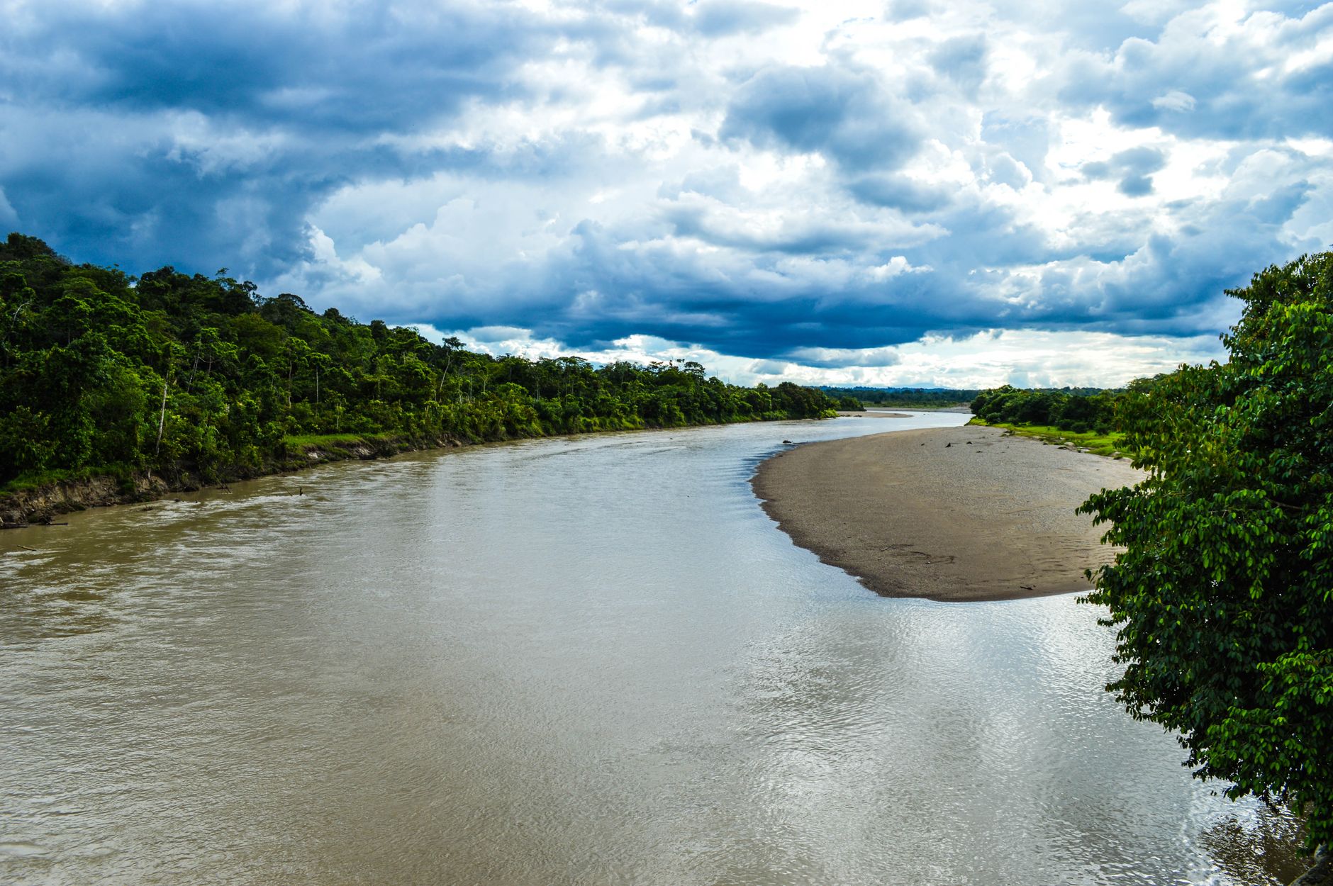 Chuva tropical sobre a floresta amazónica perto de Parauapebas
