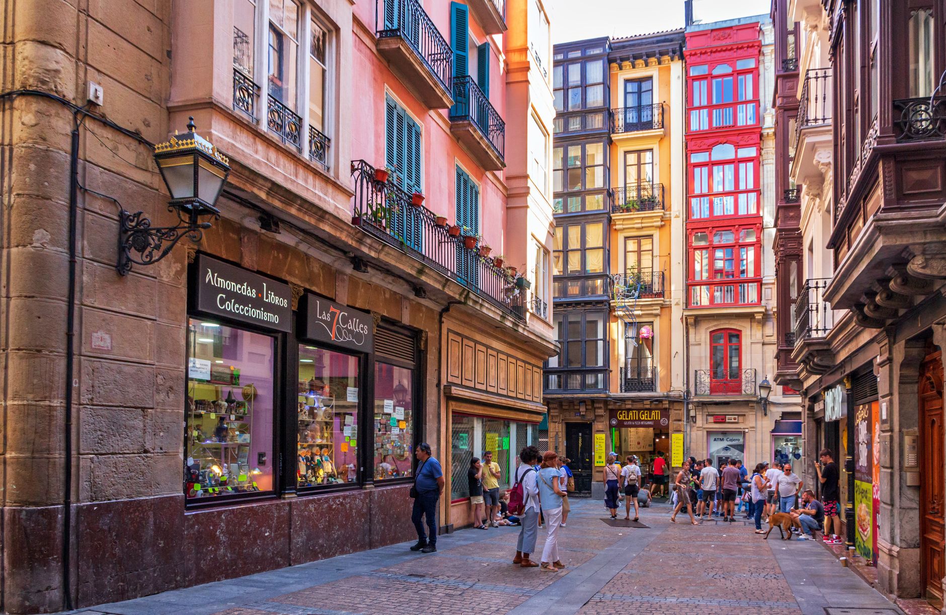 Ruas estreitas e coloridas do Casco Viejo em Bilbao