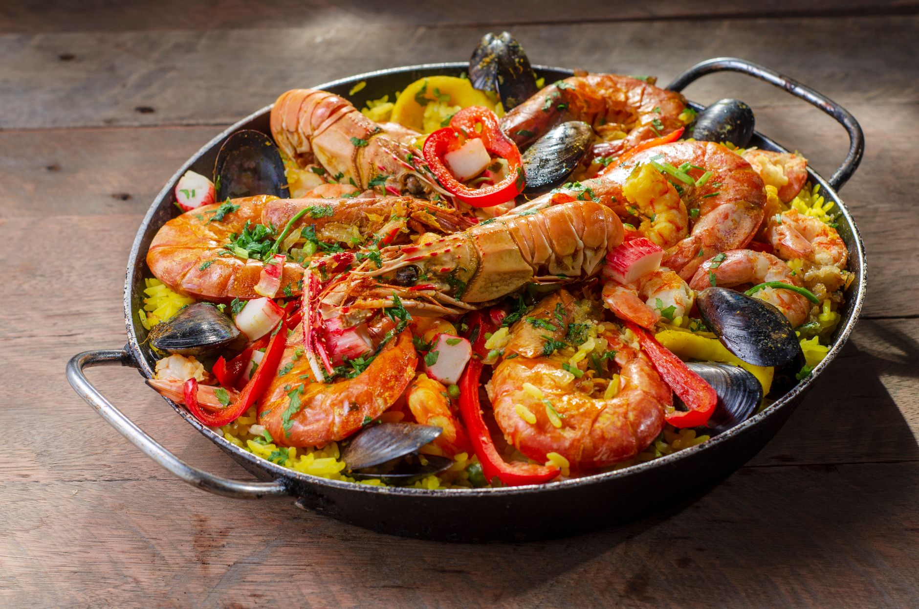 Arroz tradicional com peixe e marisco servido num restaurante de Alicante