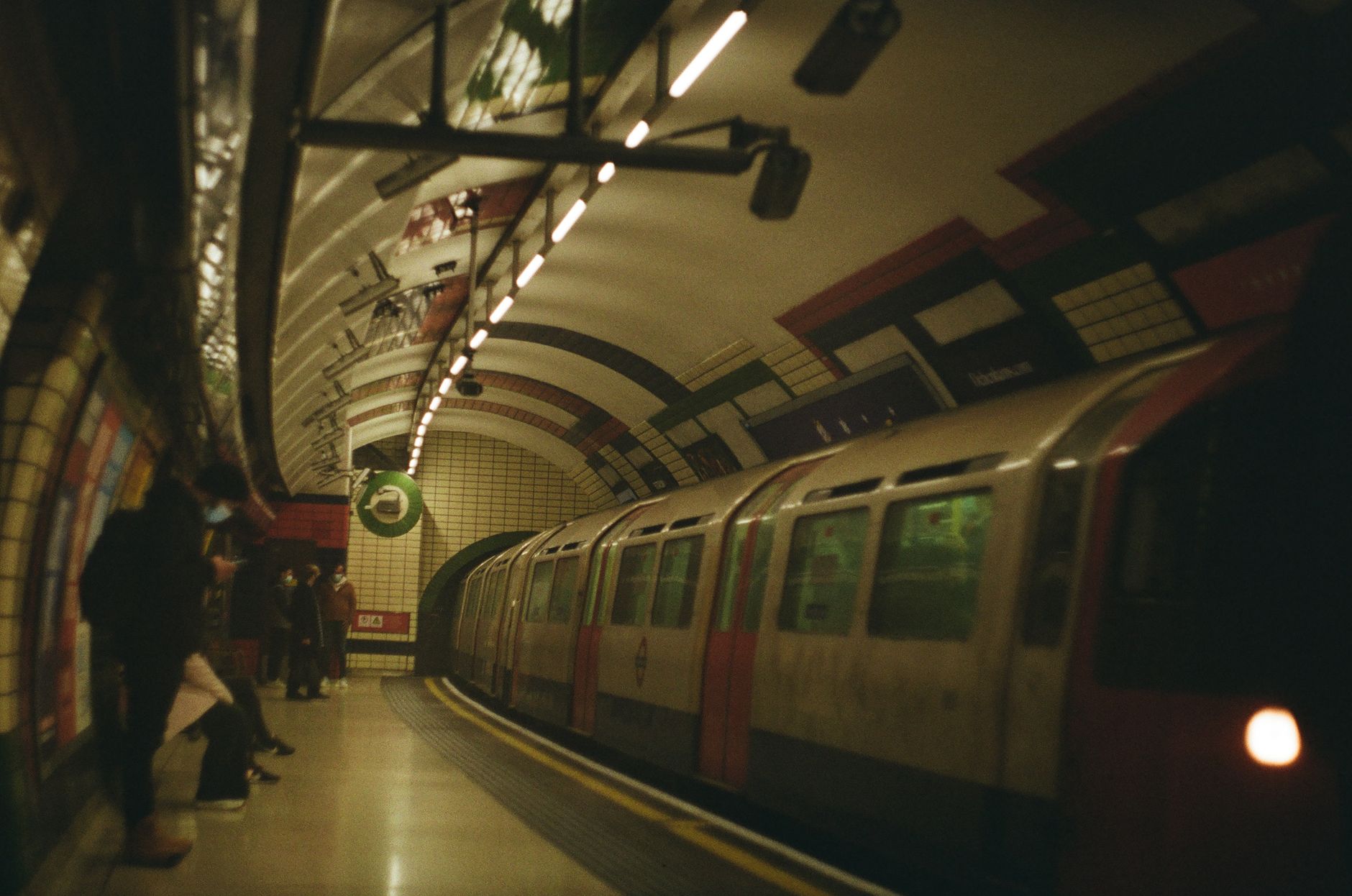 Estação de metro movimentada em Londres