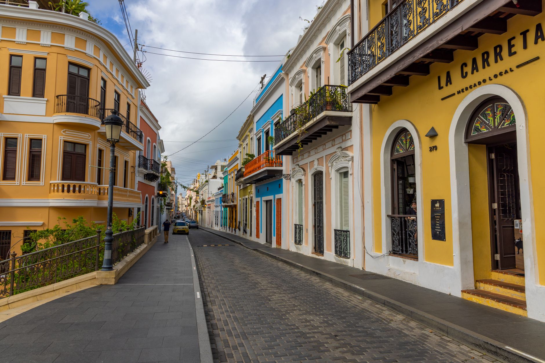 Restaurantes locais numa rua movimentada de Puerto Ayora