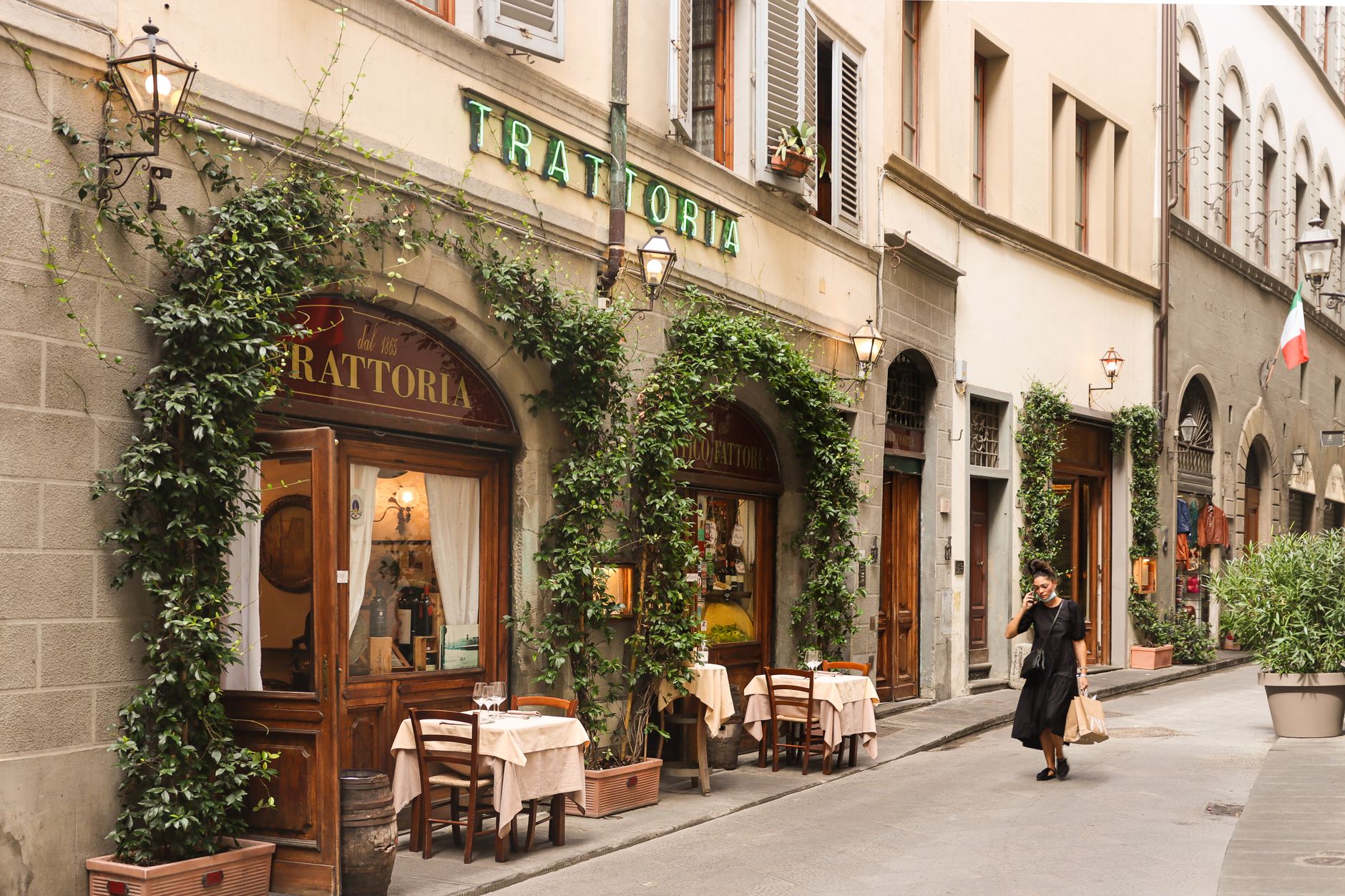 Rua tradicional com pequenos cafés em Florence