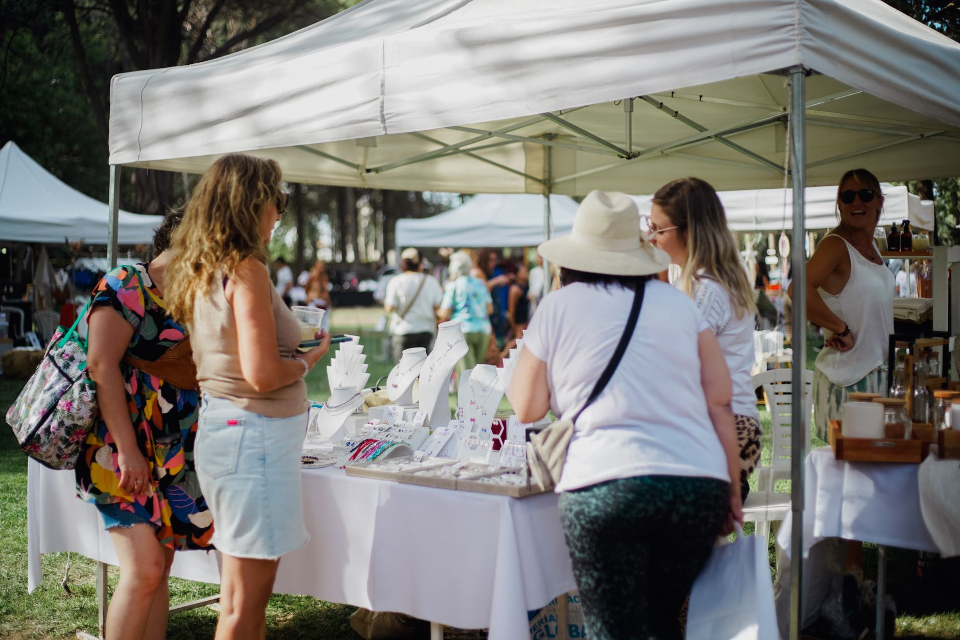 Feira local com barracas de produtos regionais