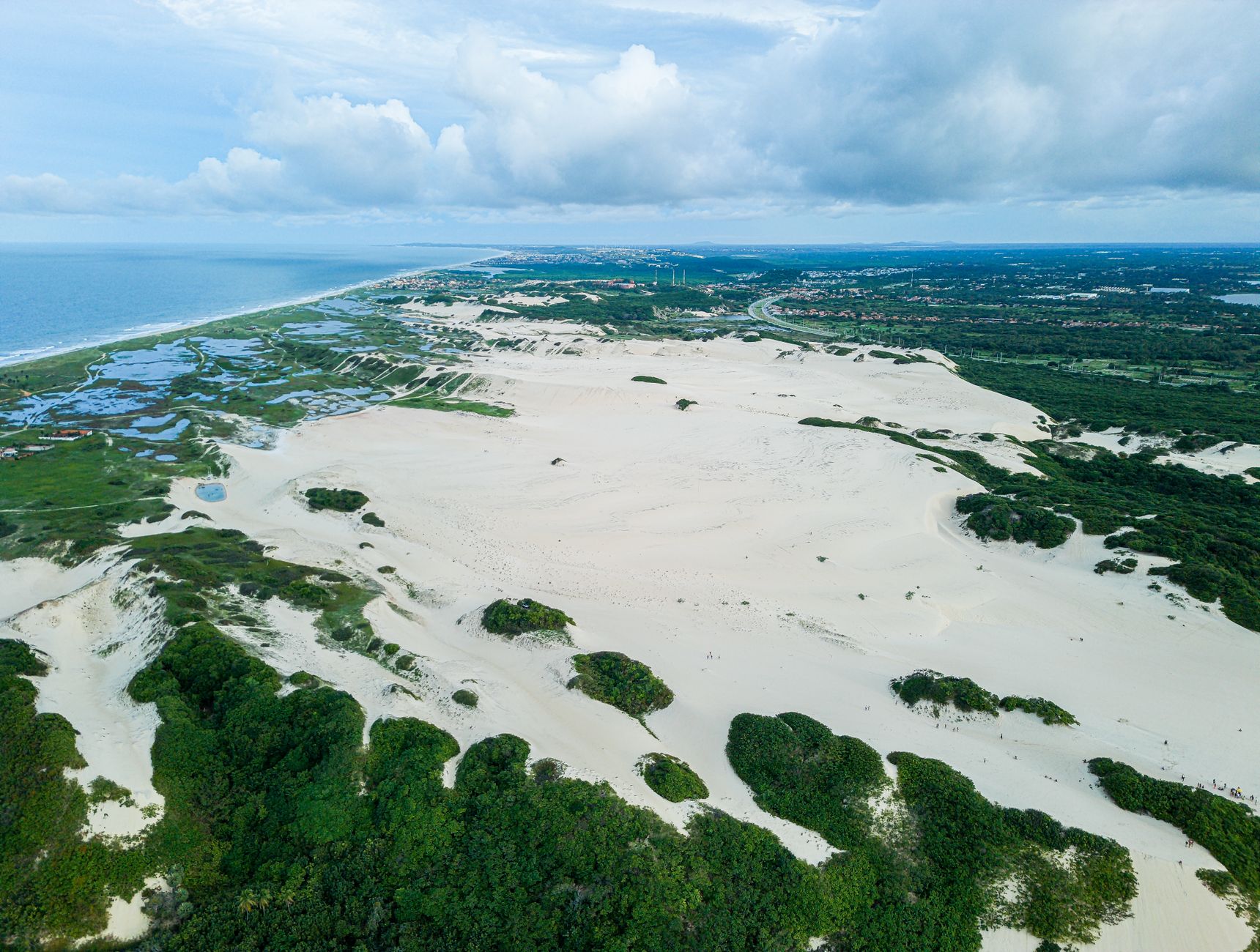 Dunas e paisagem litoral perto de Fortaleza