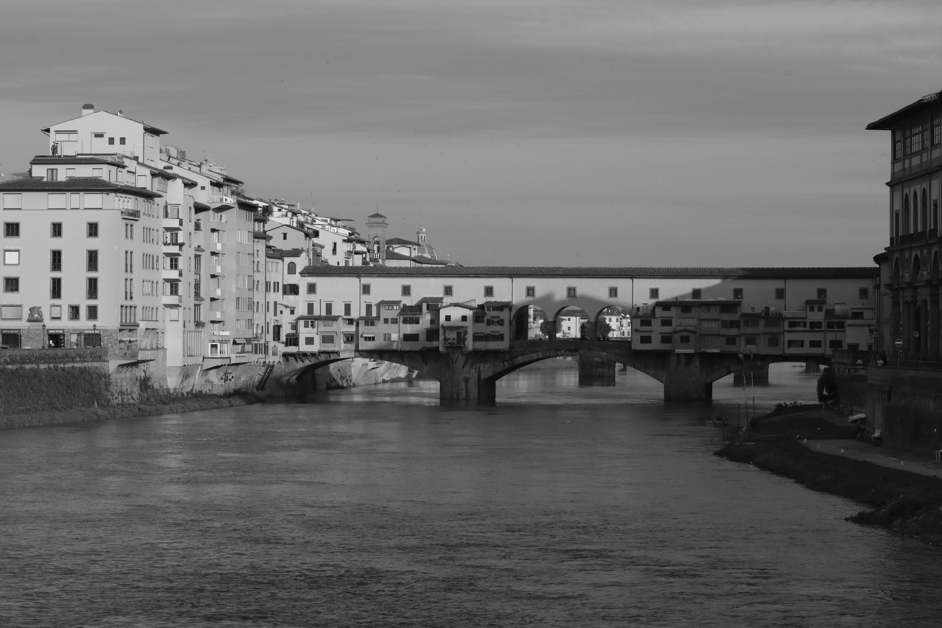 Ponte histórica sobre o rio em Florence