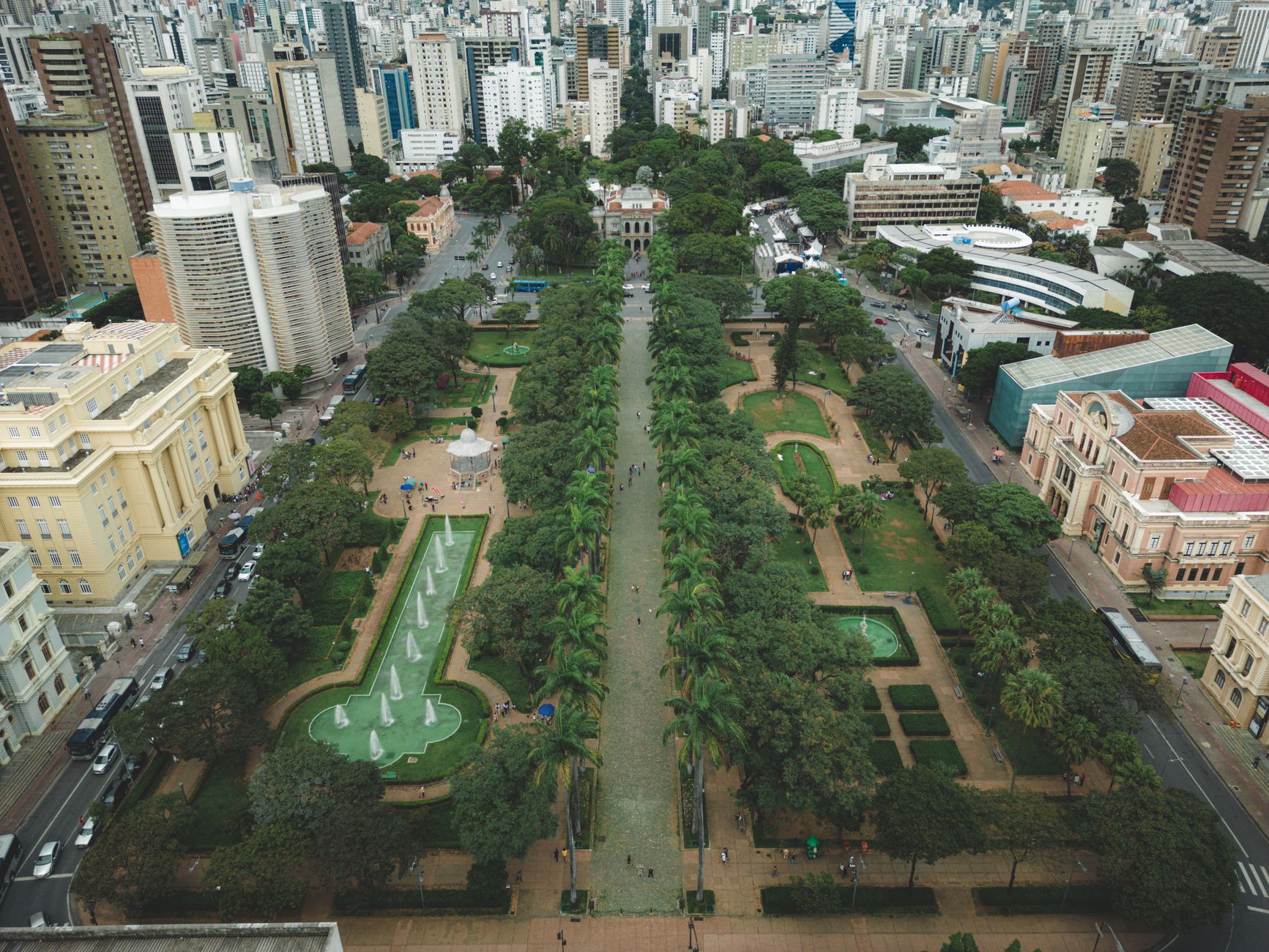 Praça central de Rio Verde com árvores e bancos