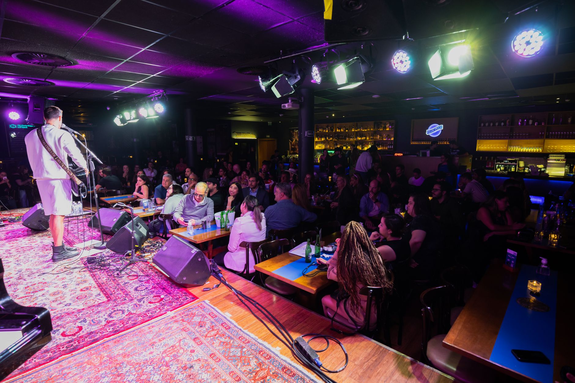 Bar com música ao vivo animado em Rio Verde à noite