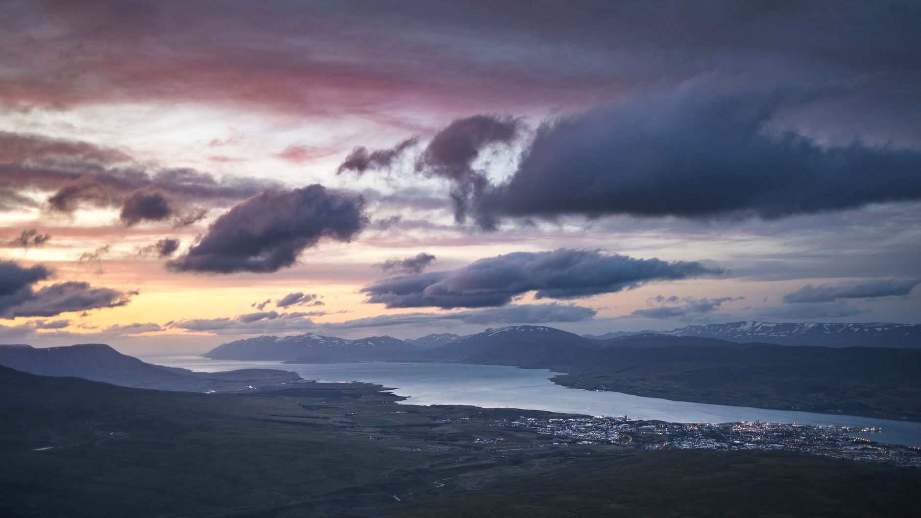 Vista do porto de Hafnarfjordur ao entardecer