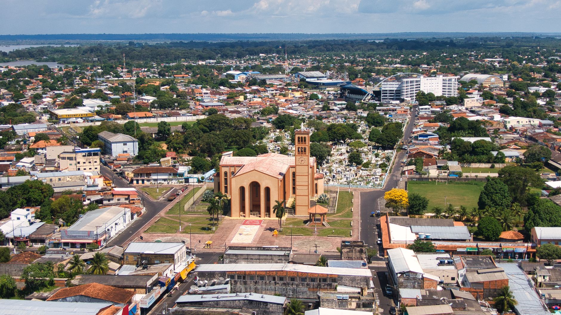Rua movimentada no centro de Marabá