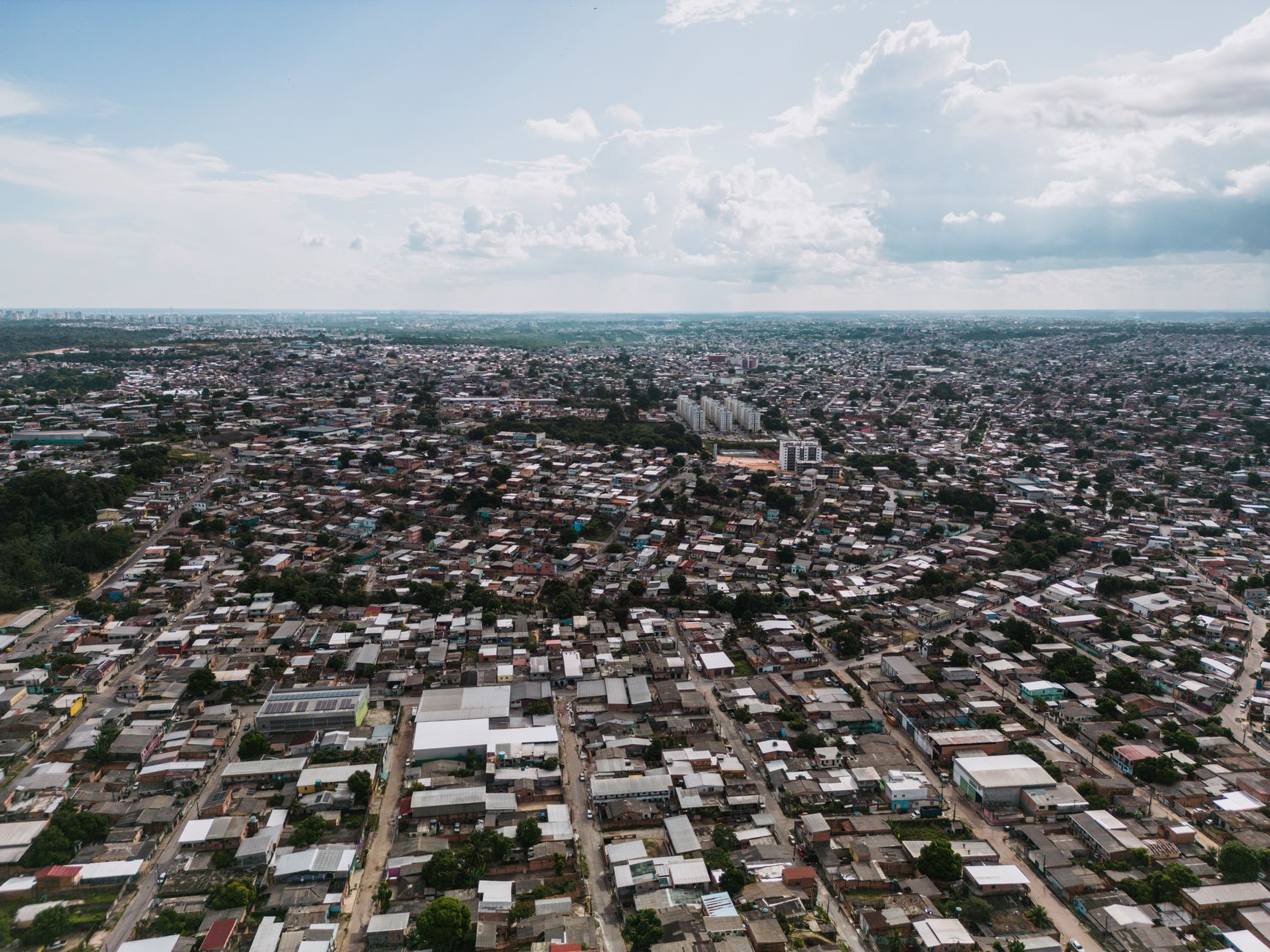 Rua do centro de Guajará-Mirim junto ao rio
