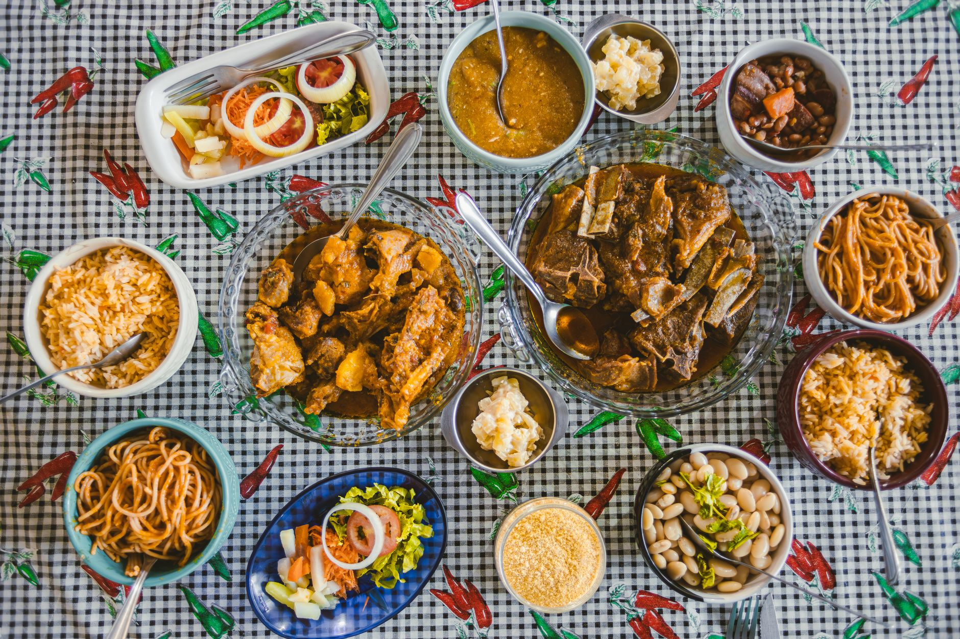 Refeição simples e típica de restaurante de bairro no interior do Brasil
