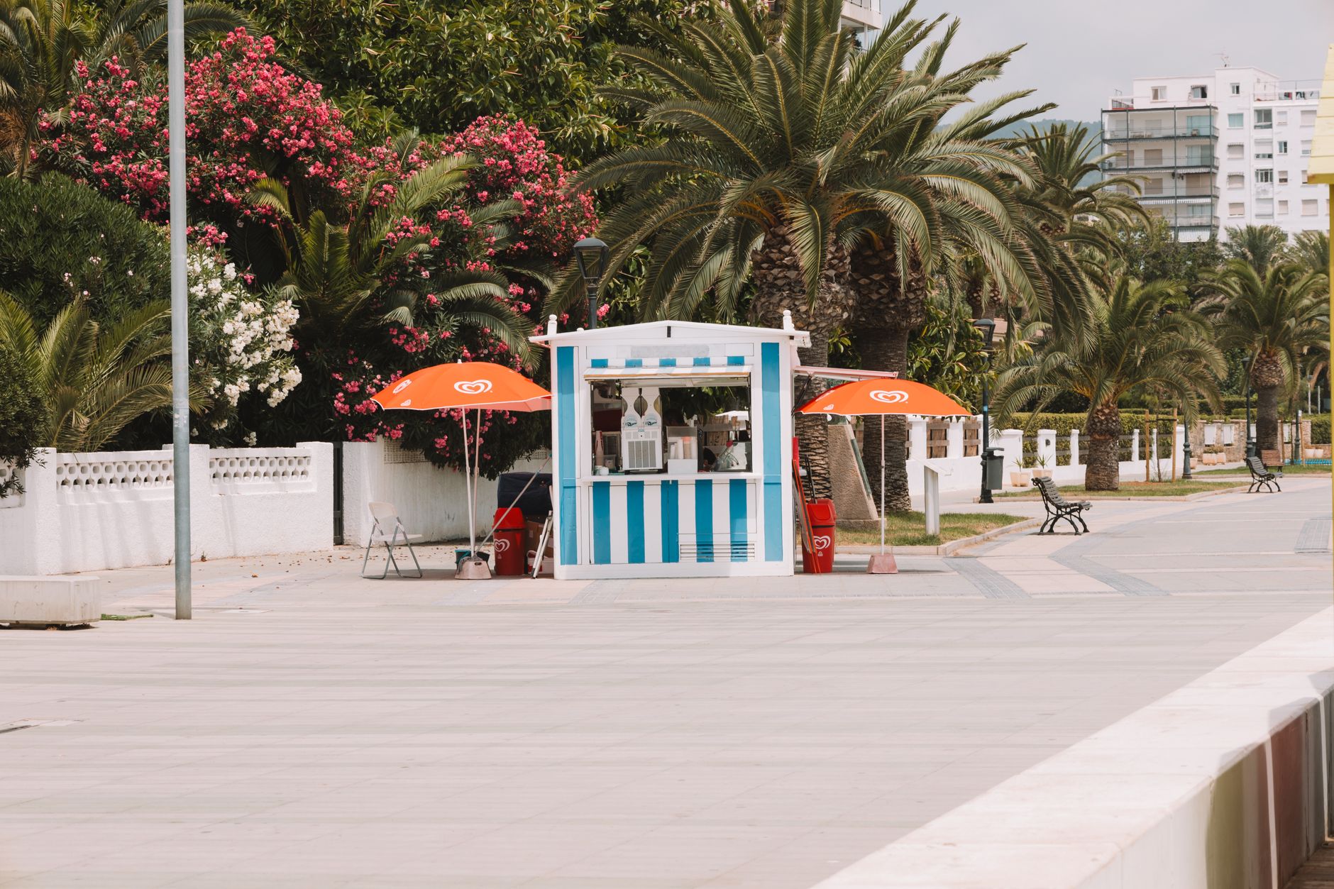 Passeio marítimo de Benidorm num dia ameno de inverno
