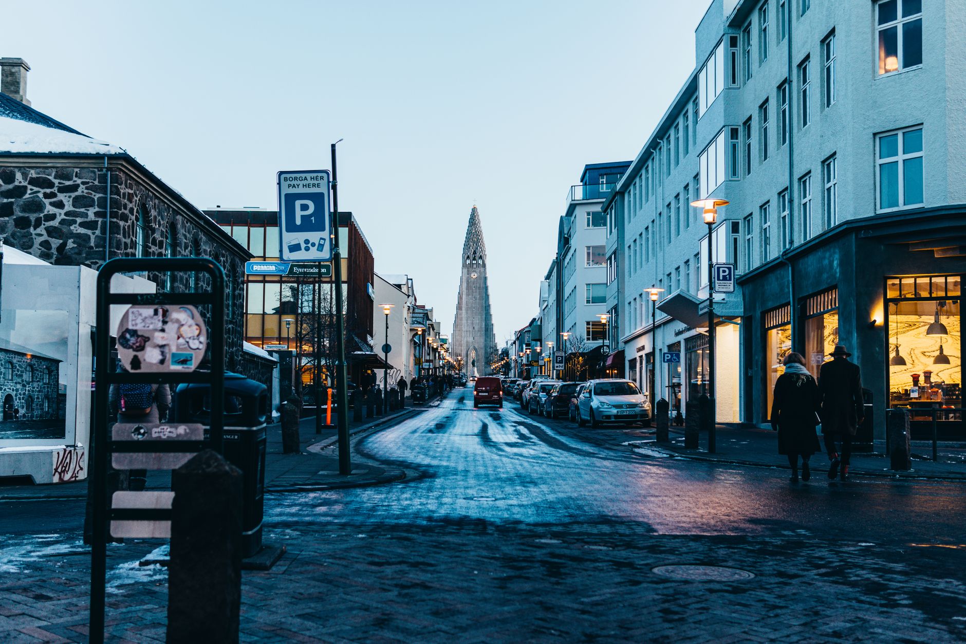 Rua de Reykjavik na primavera com luz suave