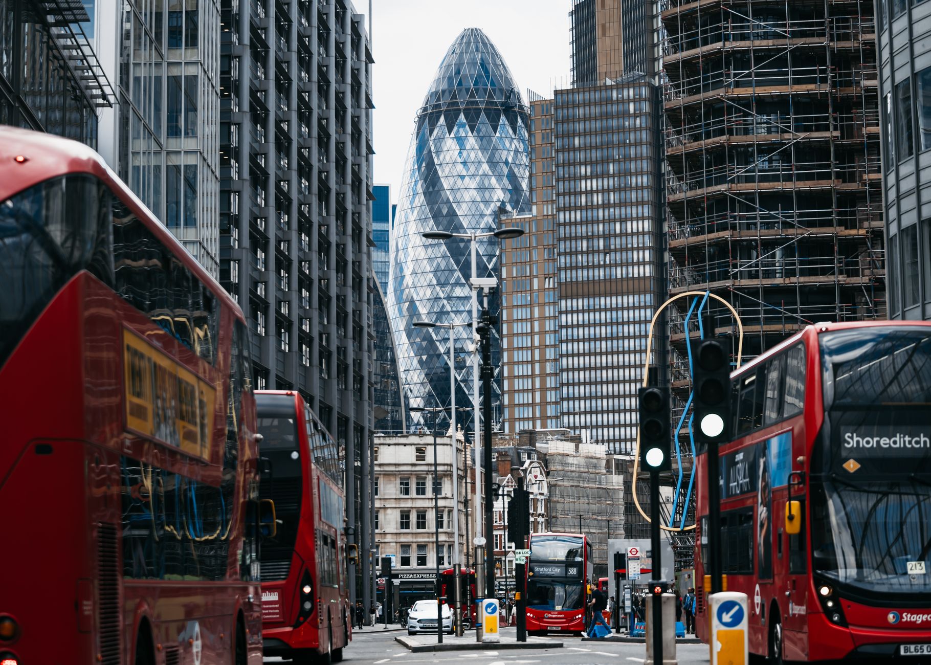 Rua tradicional em Londres com autocarros vermelhos e arquitectura histórica