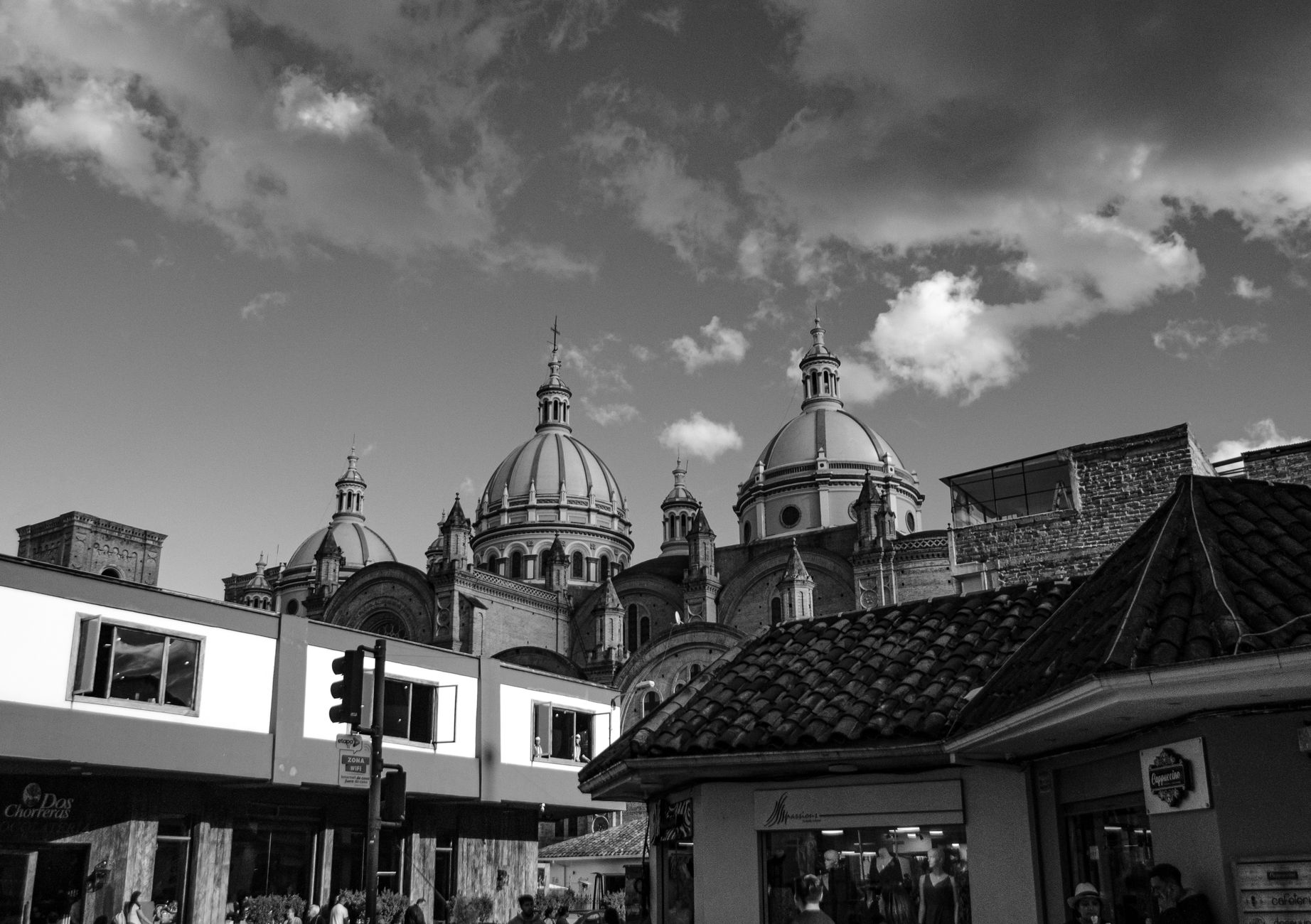 Rua com arquitetura colonial em Cuenca sob luz de tarde