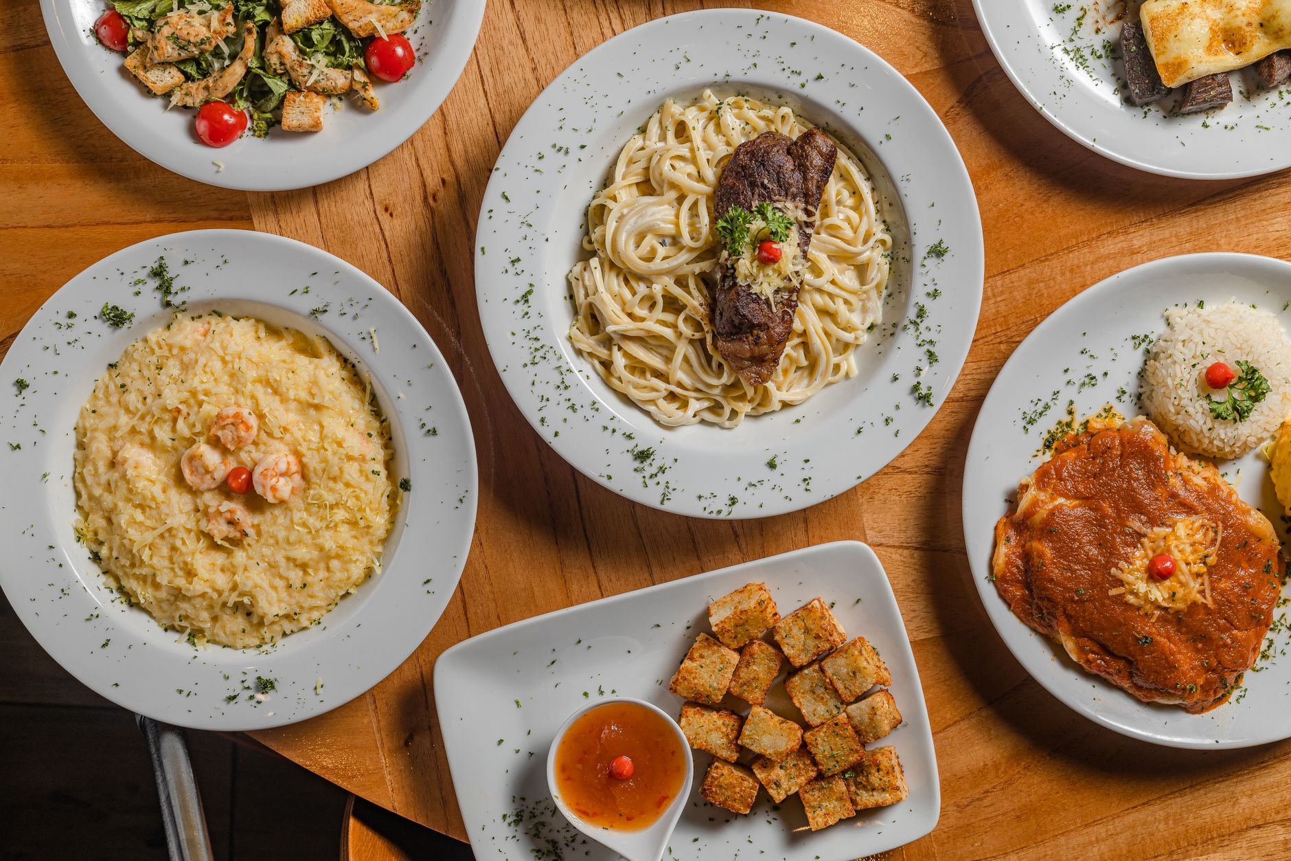Prato típico da culinária goiana servido num restaurante simples