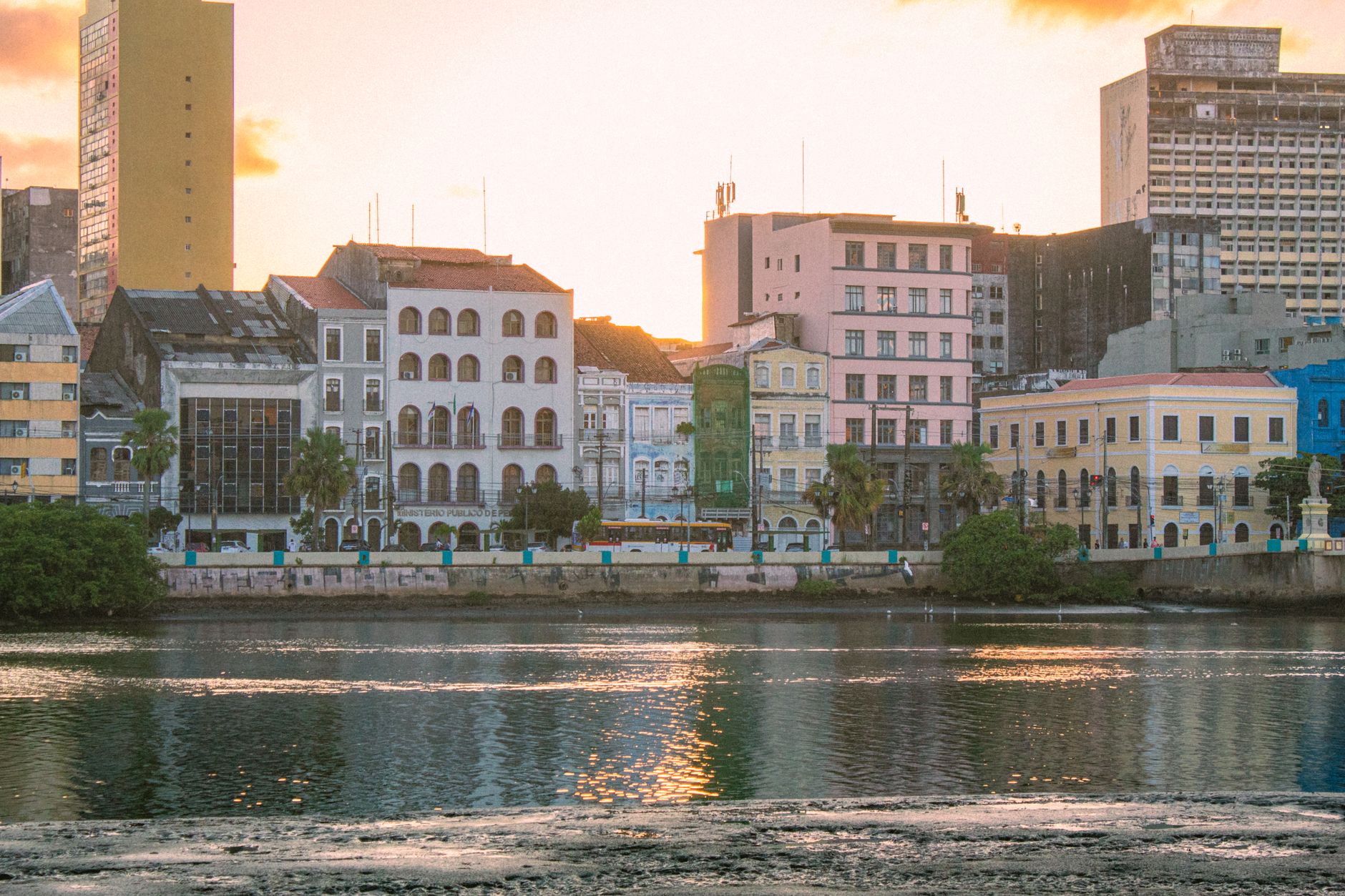 Bar à beira-rio em Aripuanã ao entardecer