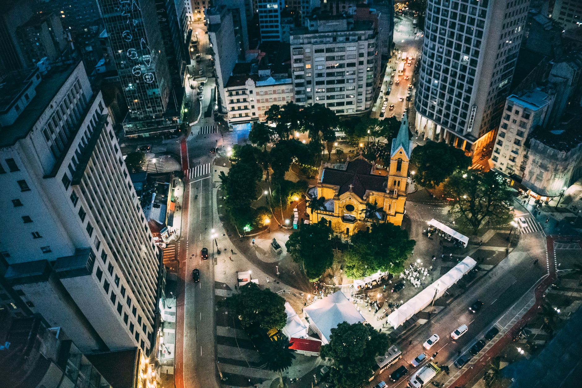 Rua arborizada em São Paulo numa tarde de outono