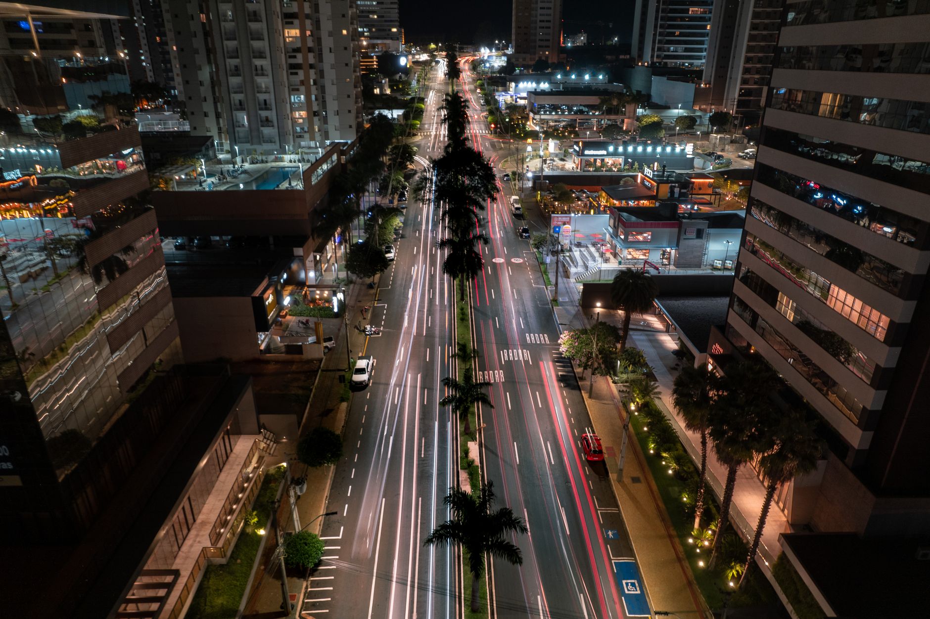 Avenida arborizada no centro de Sinop, Mato Grosso