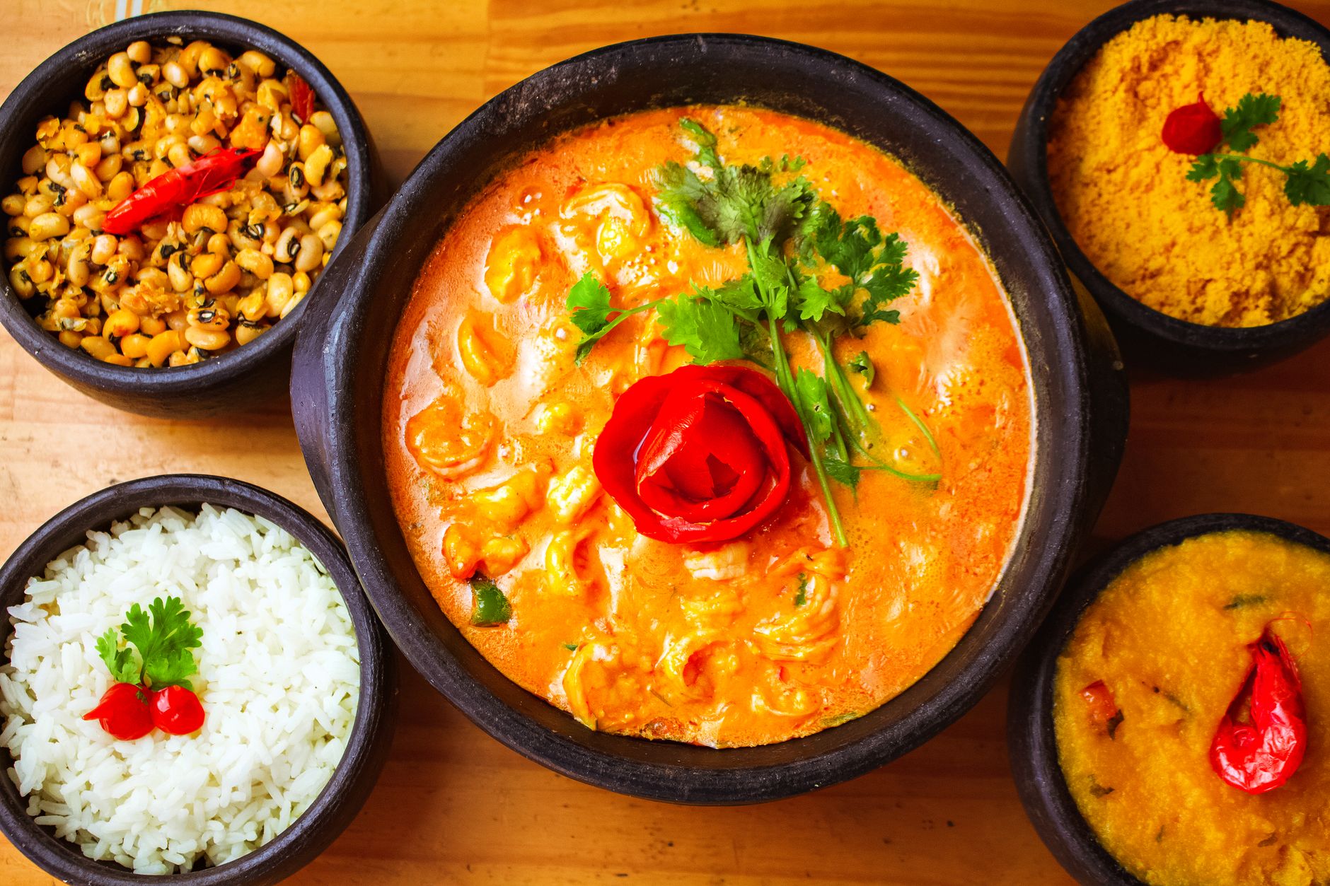 Prato tradicional de cozinha goiana com arroz e pequi