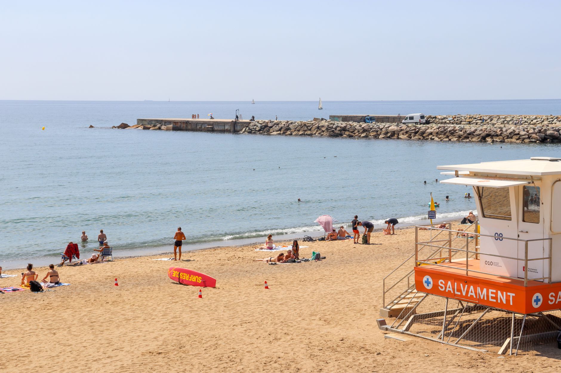 Praia da Barceloneta em Barcelona num dia de sol