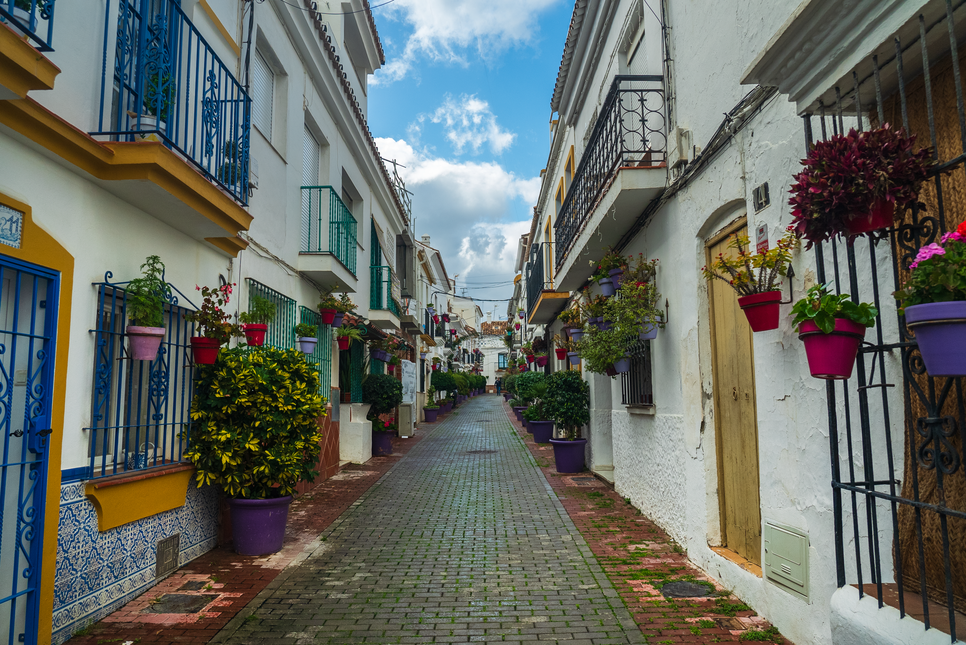 Ruas brancas do casco antigo de Marbella com flores nas varandas