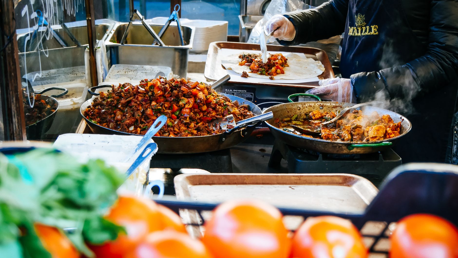 Mercado de rua colorido em Londres com bancas de comida