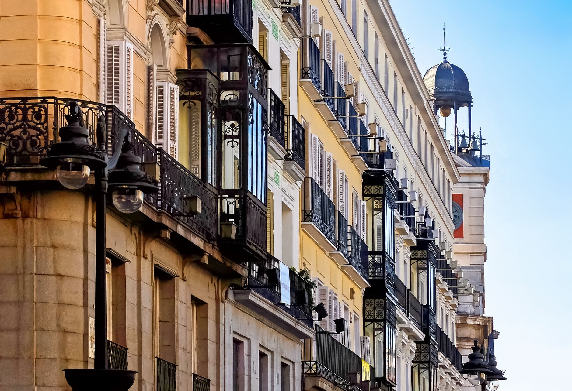 Fachada tradicional de um alojamento no centro de Madrid