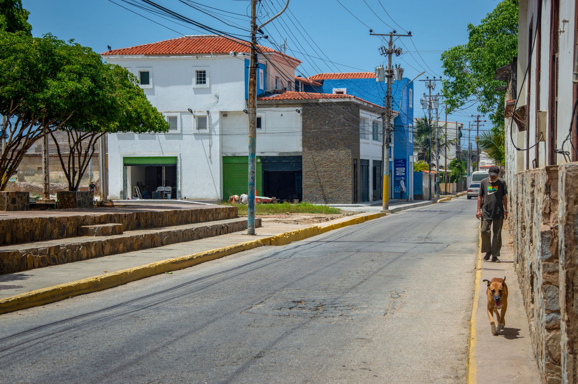 Rua simples em Juara com pessoas a pé