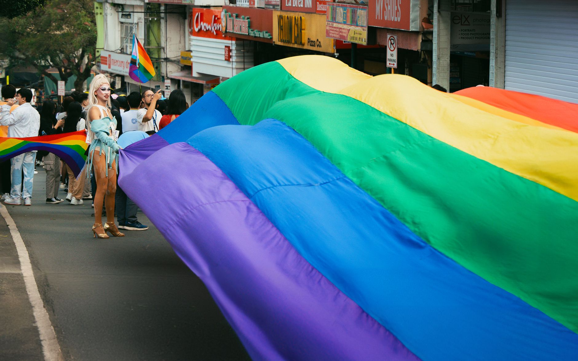 Rua de São Paulo com bandeirinhas coloridas durante um evento de rua
