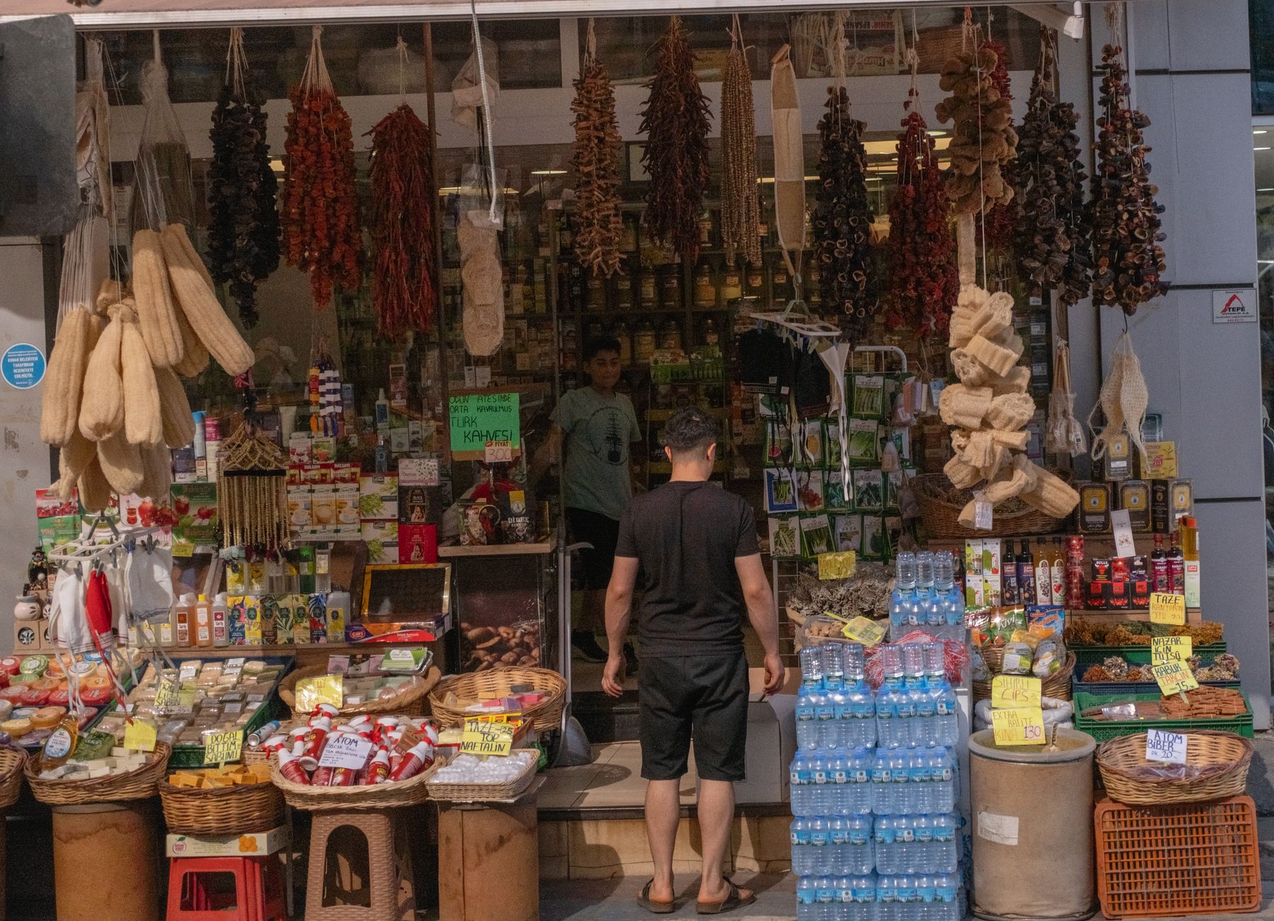 Mercado local com produtos regionais em Cascavel