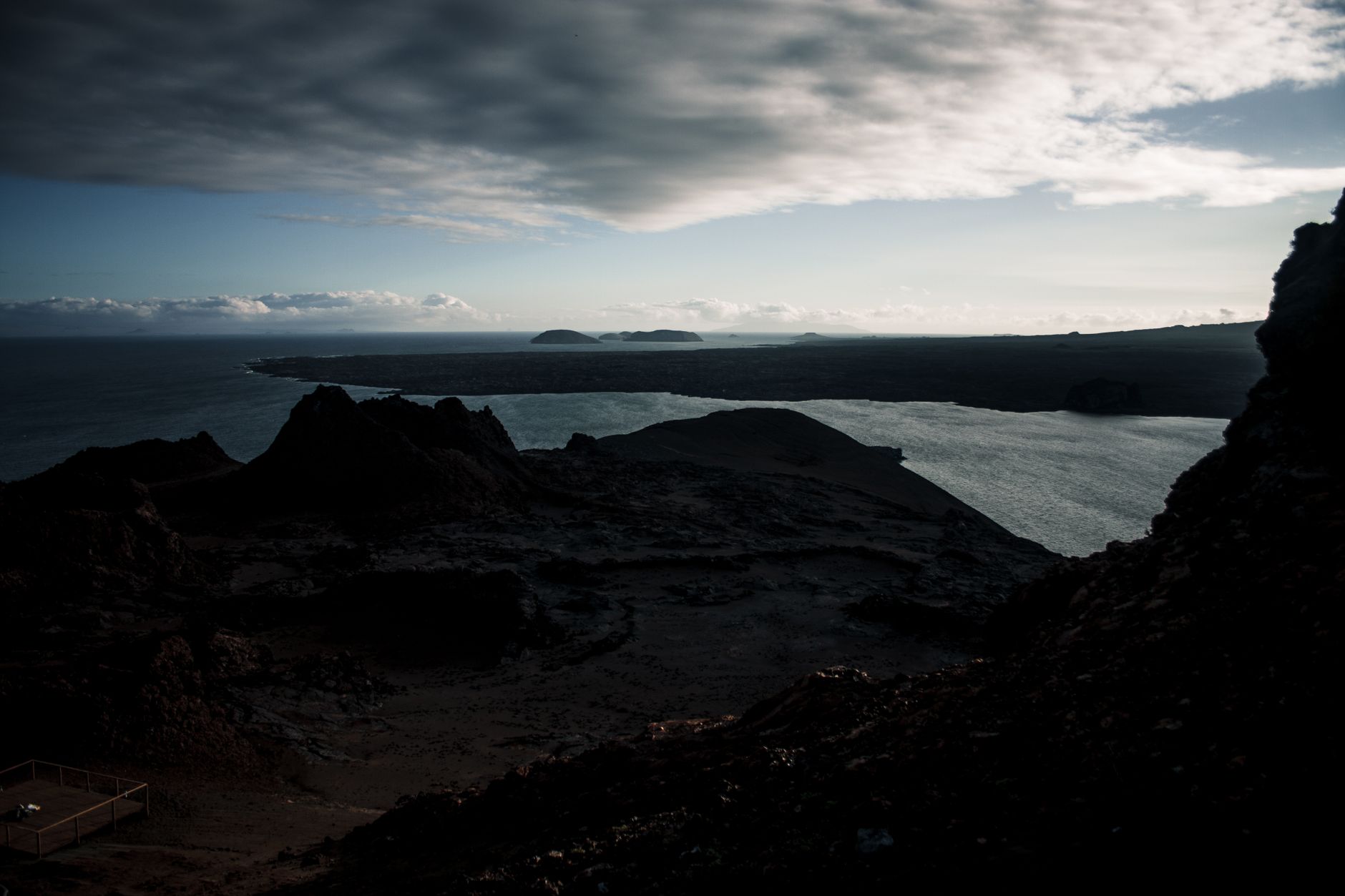 Céu de verão sobre a costa de San Cristobal, Galápagos