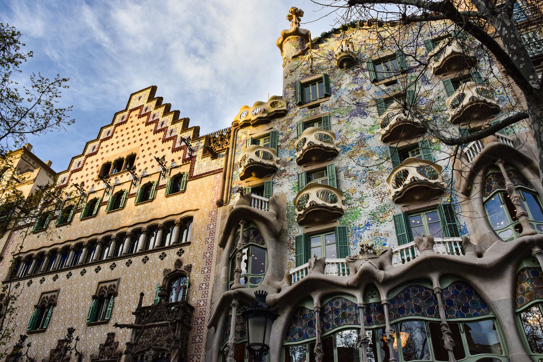Fachada de edificio modernista no Eixample de Barcelona
