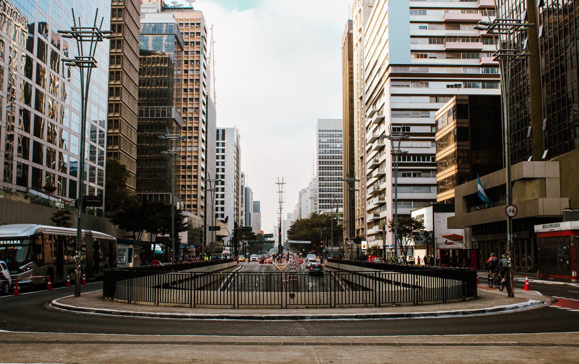 Centro urbano de Parauapebas com comércio movimentado