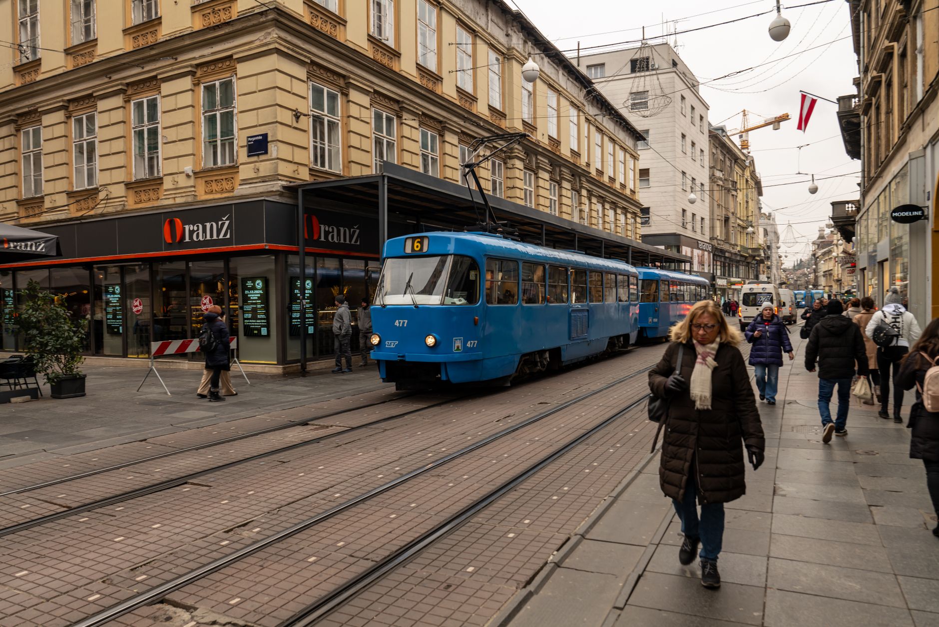 Rua movimentada em Zagreb durante o verao