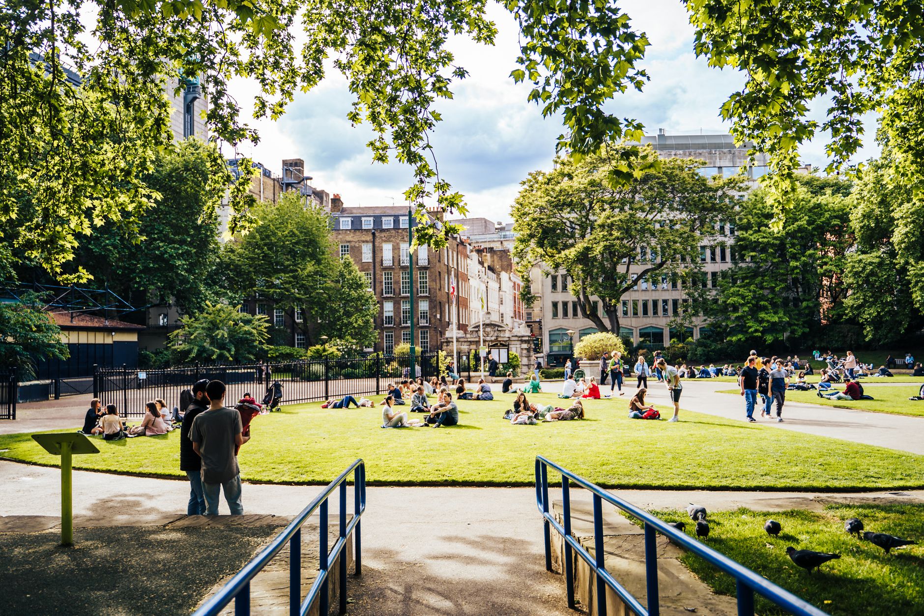 Parque verde em Londres num dia de verão com pessoas a relaxar