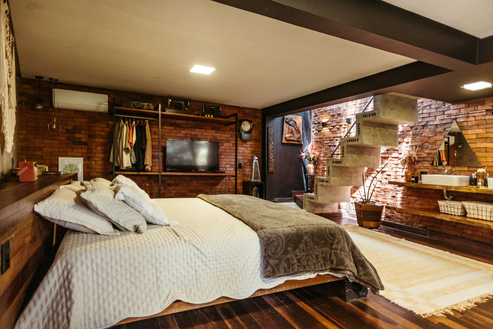 Quarto de hotel confortável numa cidade do interior do Brasil