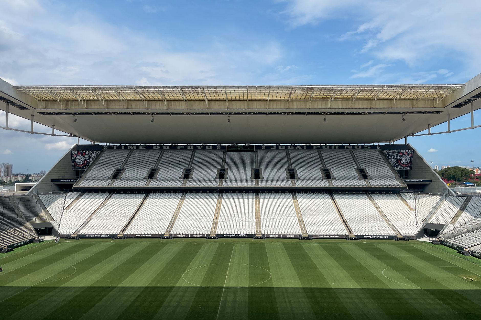 Estádio de futebol iluminado à noite em São Paulo