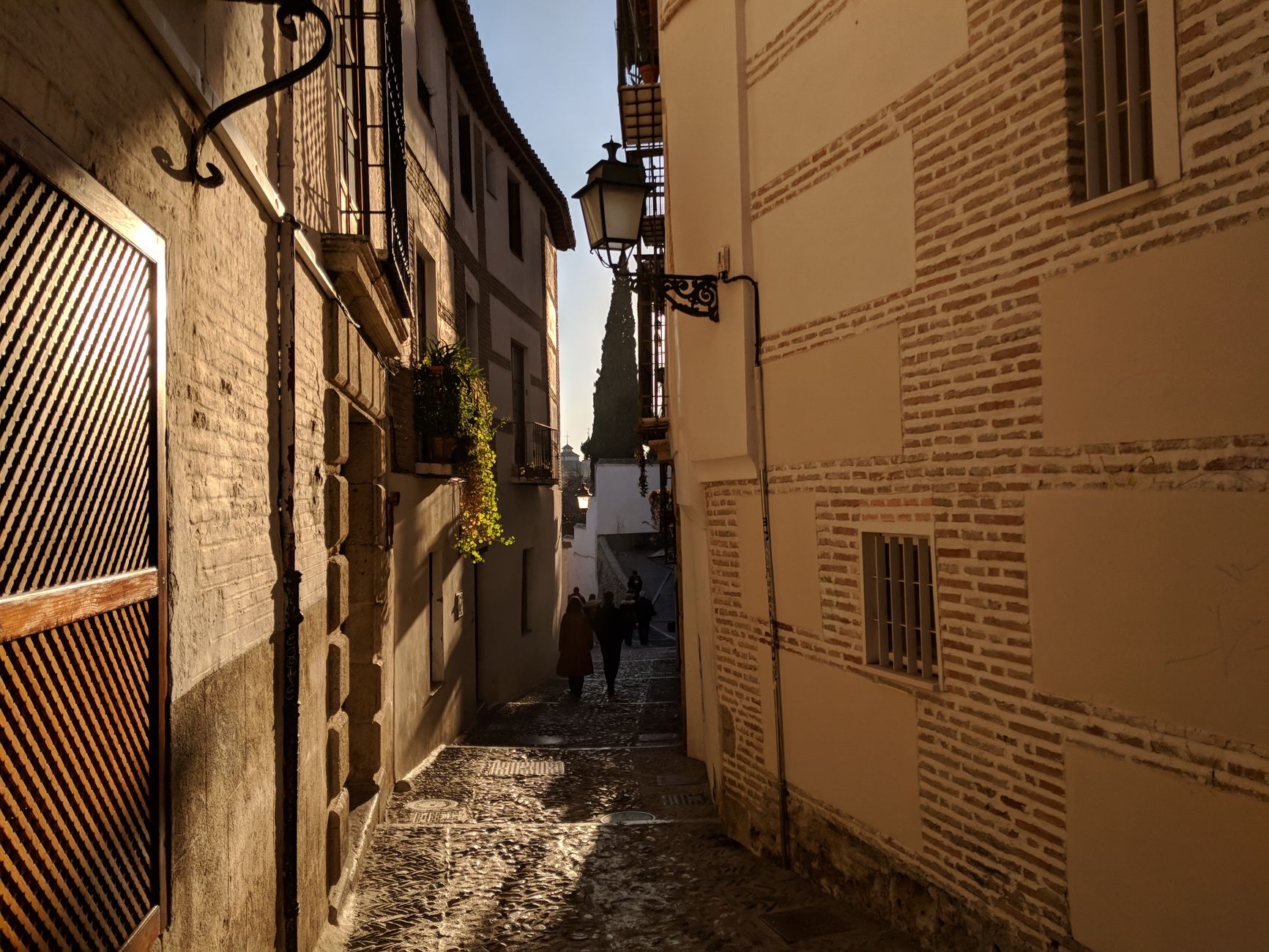 Rua estreita e tradicional num bairro histórico de Granada