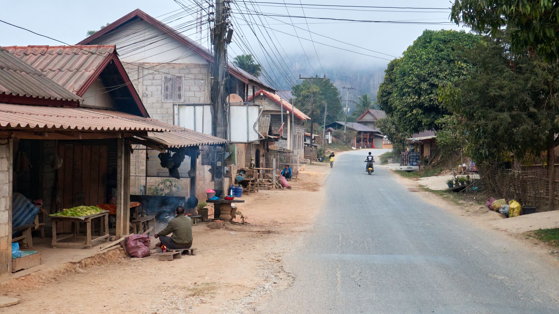 Rua tranquila em Juara com casas e comércio local