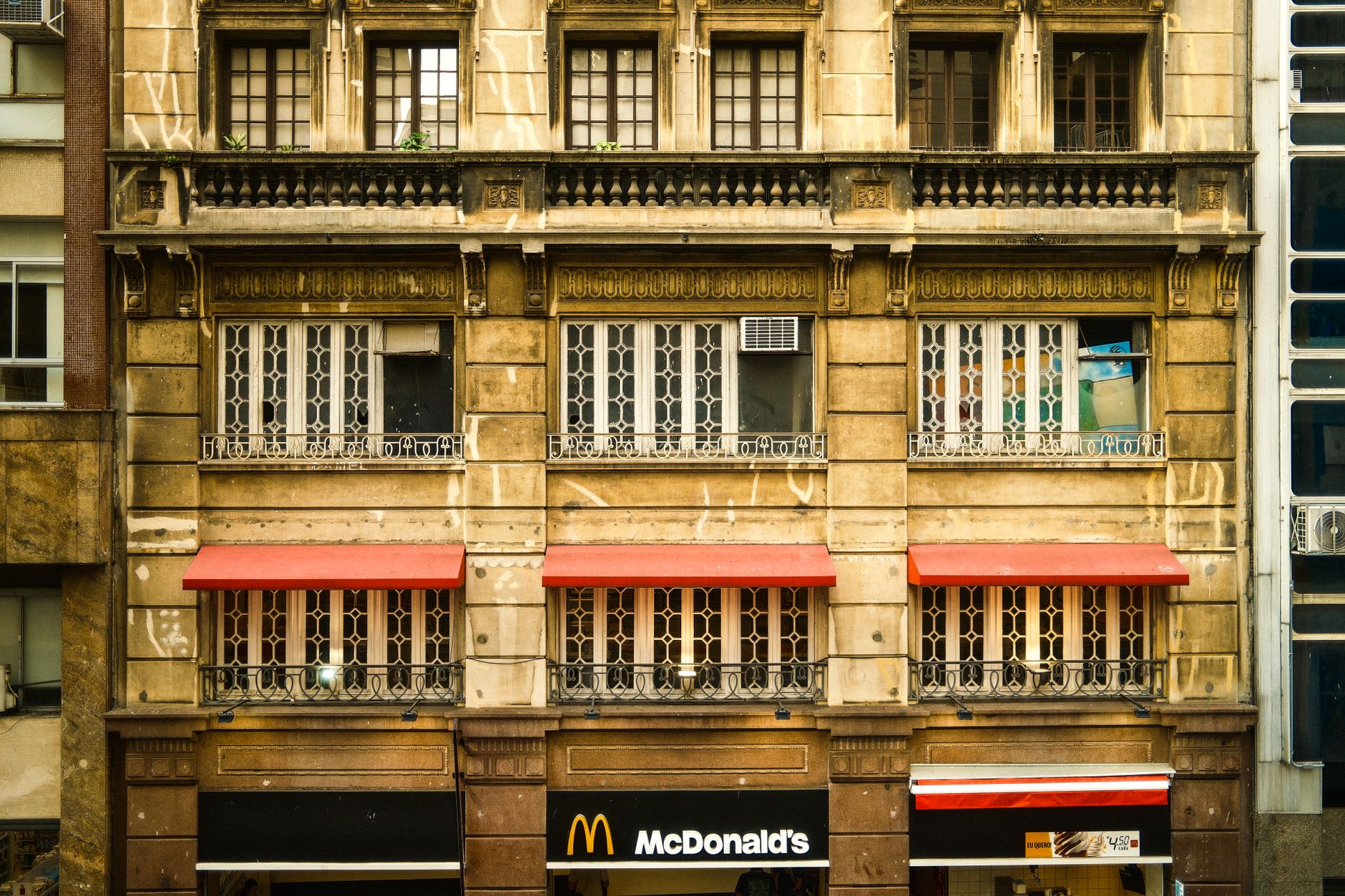 Rua movimentada com restaurantes e lojas em São Paulo